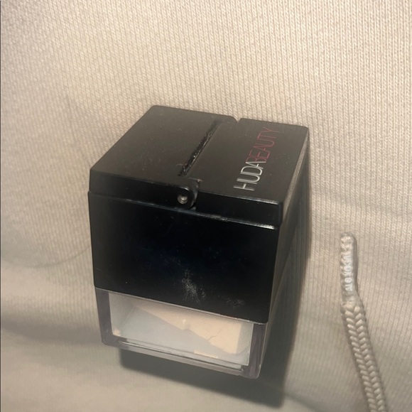 HUDA BEAUTY mini banana bread powder - Picture 1 of 2